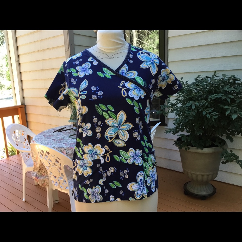 V Life medium scrub top